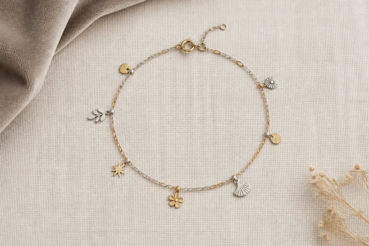 Bracelet à breloques posé à plat, motifs espacés régulièrement