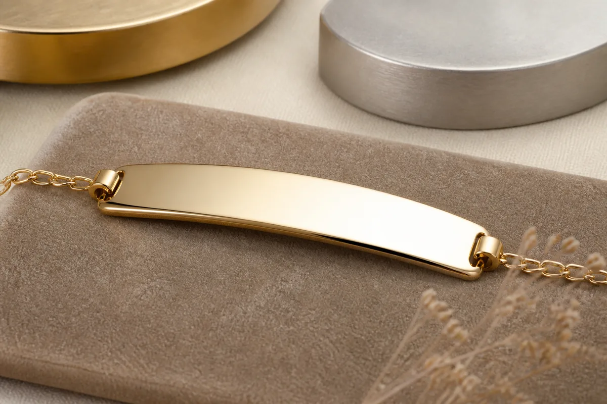 Bracelet gravé : ce qui tient vraiment sur une plaque